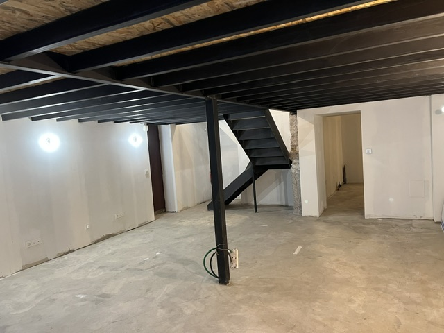 Grande mezzanine en acier avec escalier et structure portante — Lyon