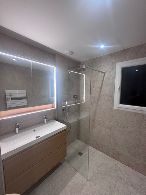 Salle de bain travertin & miroir lumineux