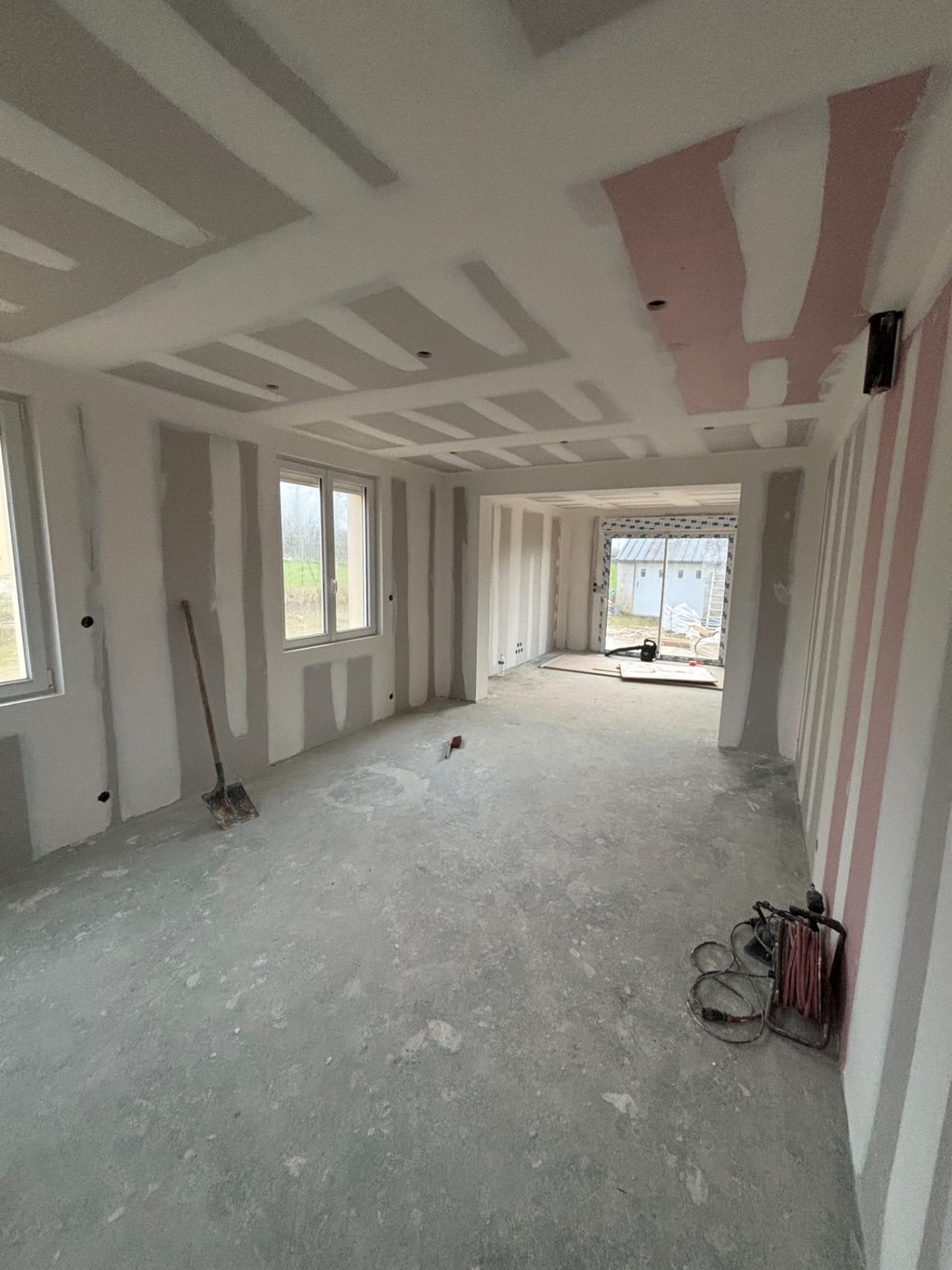 Séjour rénové avec parquet et peinture à Mions